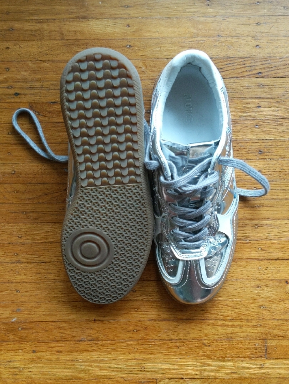 ALOHAS Metallic Silver Low-Top Sneakers - Picture 6 of 6